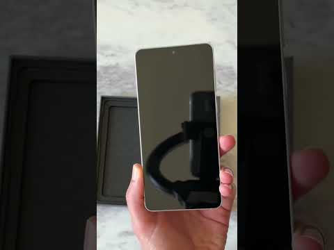 Unboxing Samsung's Galaxy S25 Edge in Titanium Silver