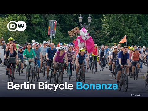 Hundreds of thousands of cyclists took to the streets of the German capital to demonstrate | DW News