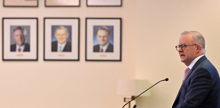 Labor to put disclaimer under Mark Latham’s caucus room picture