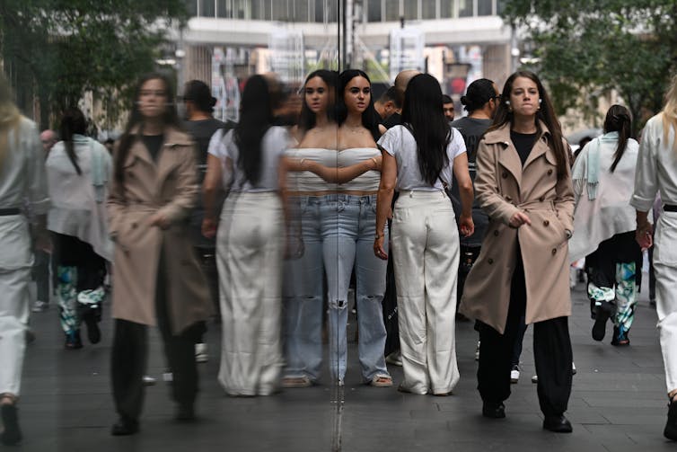 Sydney CBD workers during lunchtime in Sydney