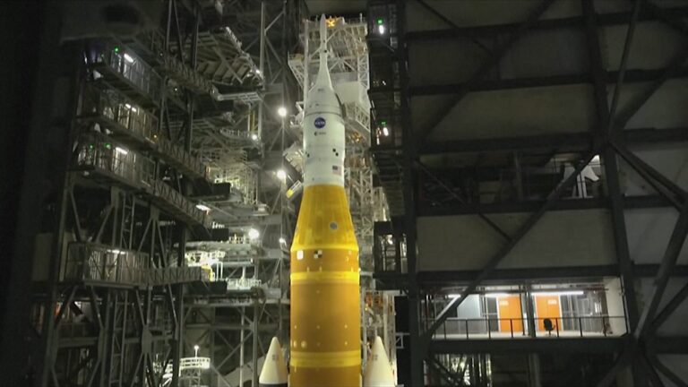 Timelapse of Artemis II rollout to launch pad