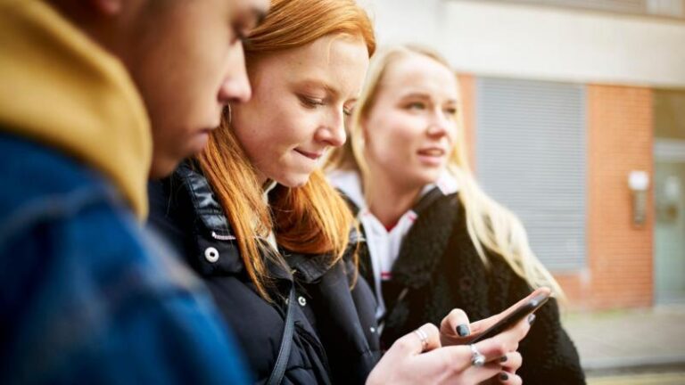 Midnight social media curfew proposed for older UK teens