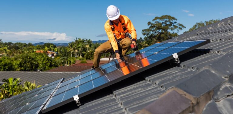 These 5 charts show how far rooftop solar and home batteries can take us – and why we still need the grid