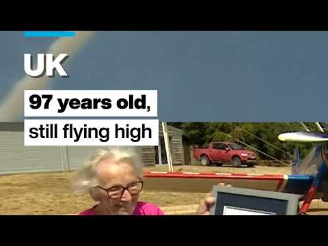 UK: 97-year-old woman breaks her own record for oldest wing walker • FRANCE 24 English
