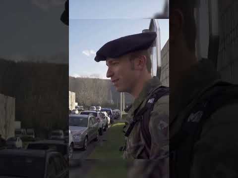 Le caporal l'humilie car il n'arrive pas à porter son paquetage de 40kg