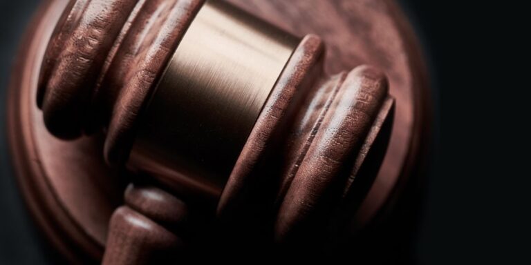 'Sit down!' Trump lawyer already having trouble in court showdown